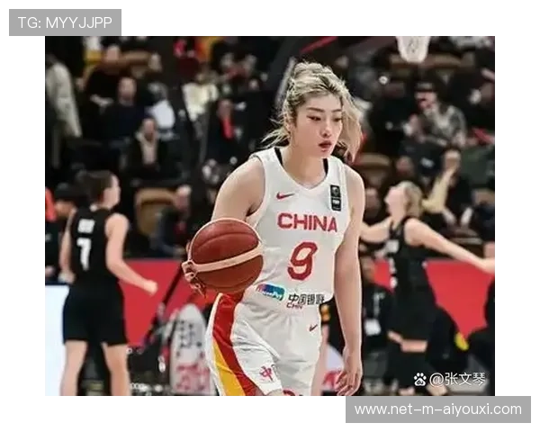 球员因进球后从短裤里掏出遥控器关掉球场灯光，摸黑庆祝